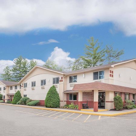Super 8 By Wyndham Queensbury Glens Falls מראה חיצוני תמונה