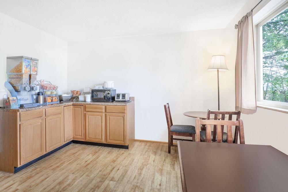 Super 8 By Wyndham Queensbury Glens Falls מראה חיצוני תמונה