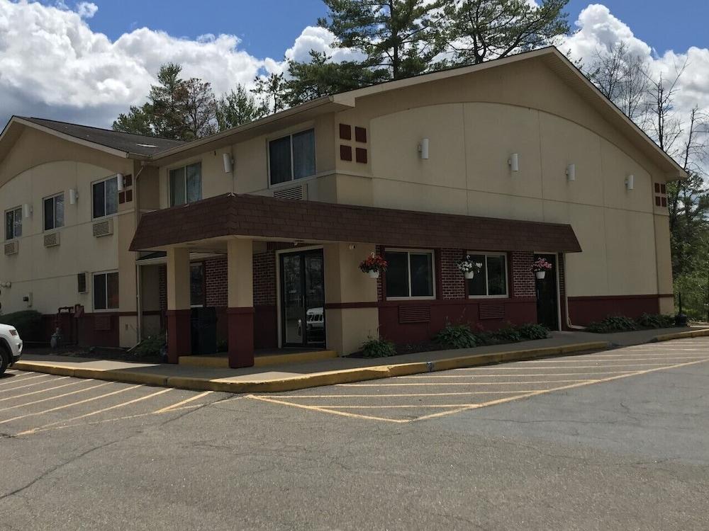Super 8 By Wyndham Queensbury Glens Falls מראה חיצוני תמונה