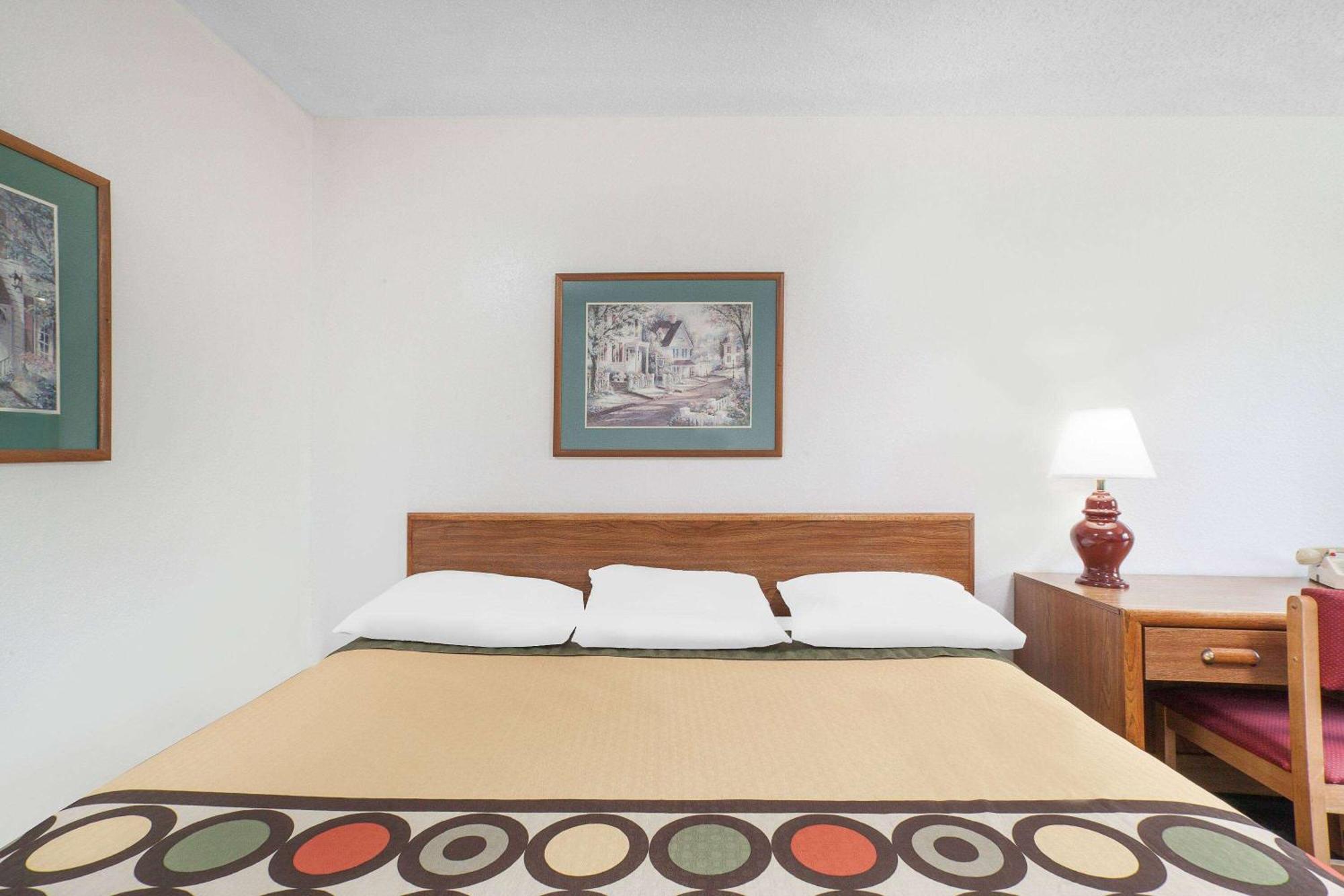 Super 8 By Wyndham Queensbury Glens Falls מראה חיצוני תמונה