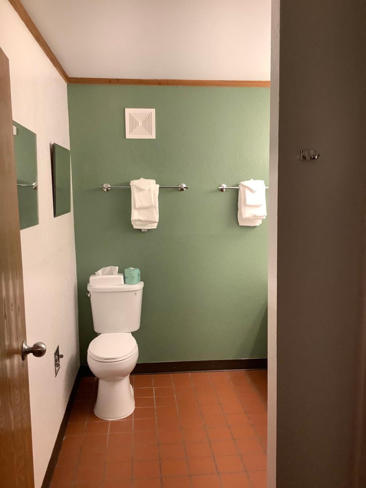 Super 8 By Wyndham Queensbury Glens Falls מראה חיצוני תמונה